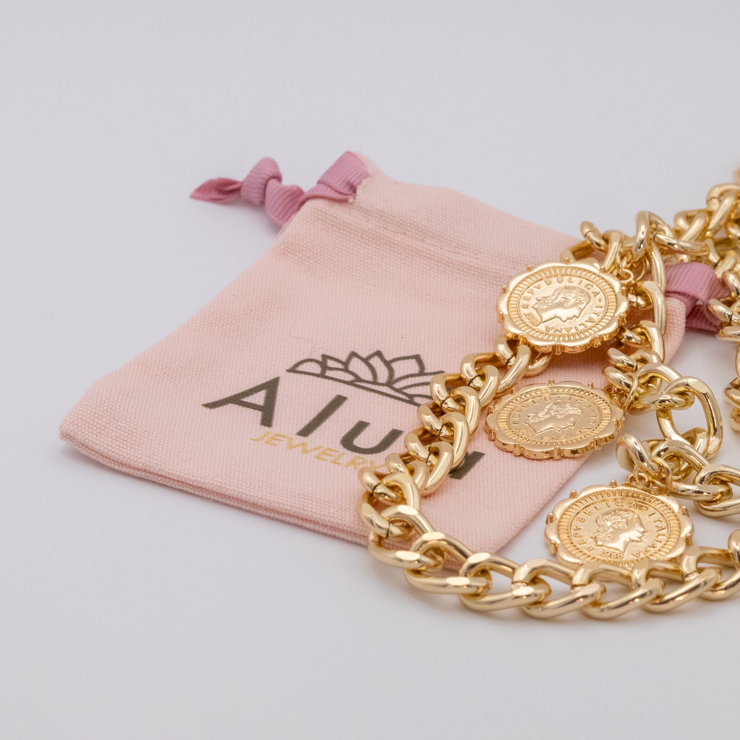 Collar por dos Moneda maxis